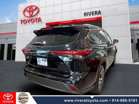 Used 2020 Toyota Highlander XLE AWD/4WD image 2