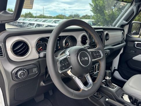 Used 2023 Jeep Gladiator Overland AWD/4WD image 9