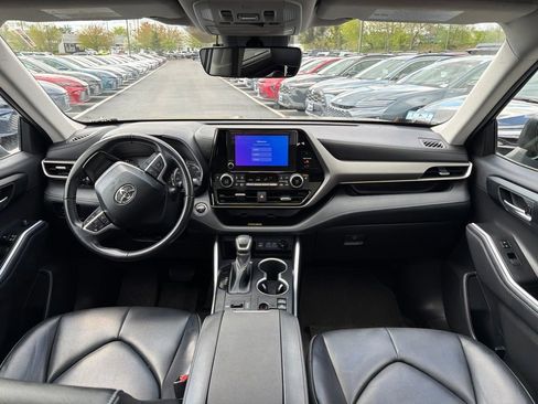 Used 2023 Toyota Highlander XLE AWD/4WD image 17