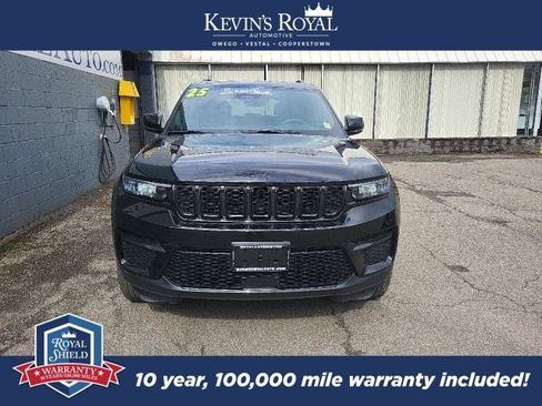 Used 2025 Jeep Grand Cherokee Altitude AWD/4WD image 4