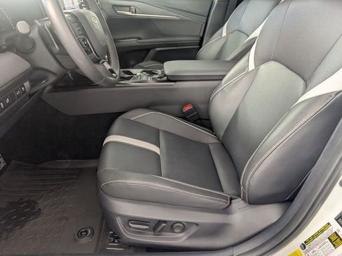 Used 2025 Toyota Camry SE w/ Convenience Package FWD image 12