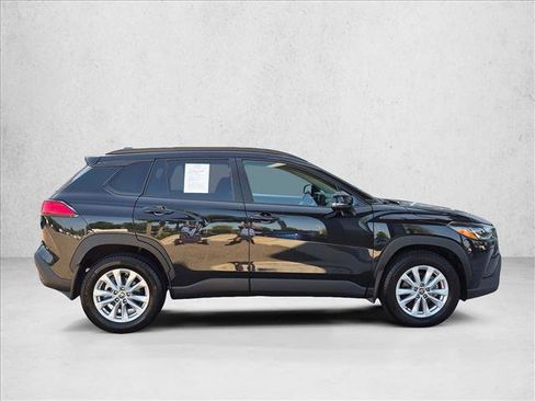 Used 2024 Toyota Corolla Cross LE FWD image 4