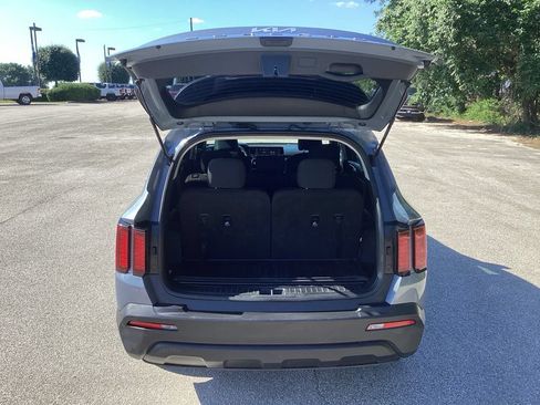 Used 2022 Kia Sorento LX FWD image 11