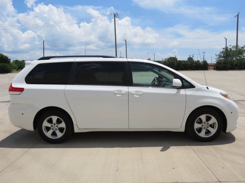 Used 2014 Toyota Sienna LE FWD image 4