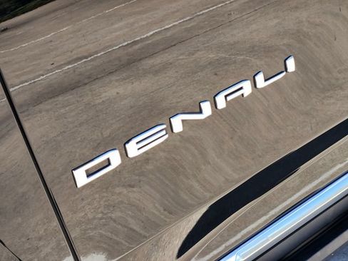 Used 2022 GMC Yukon Denali w/ Denali Ultimate Package AWD/4WD image 12