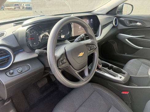 Used 2025 Chevrolet Trax LS image 17