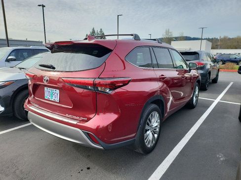 Used 2023 Toyota Highlander Platinum image 11