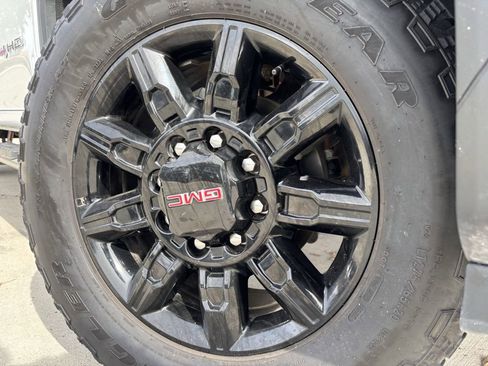 Used 2025 GMC Sierra 2500 AT4 image 9