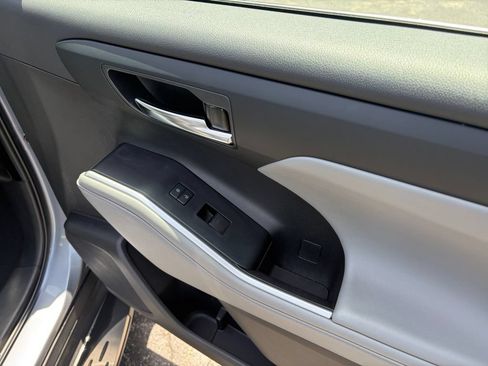 Used 2022 Toyota Highlander XLE FWD image 22