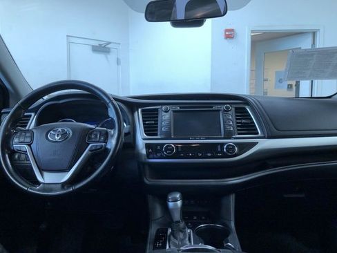 Used 2017 Toyota Highlander Plus AWD/4WD image 18