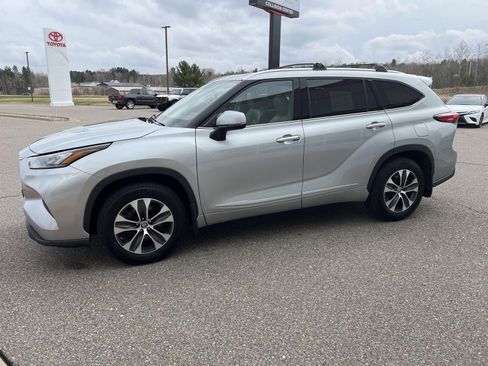 Used 2020 Toyota Highlander XLE image 10