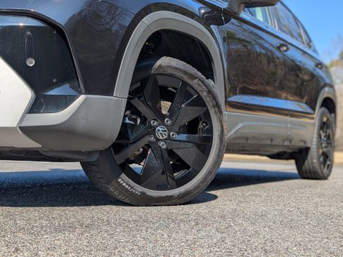 Used 2025 Volkswagen Taos SE w/ Black Wheel Package image 34