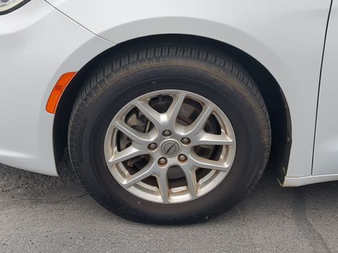 Used 2022 Chrysler Pacifica Touring-L FWD image 13