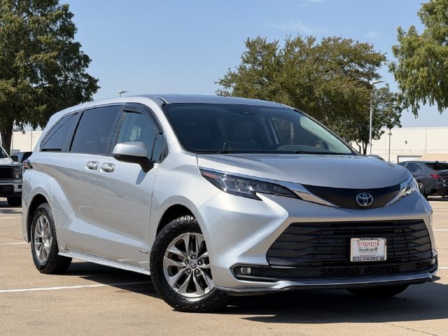 Used 2021 Toyota Sienna LE FWD image 2
