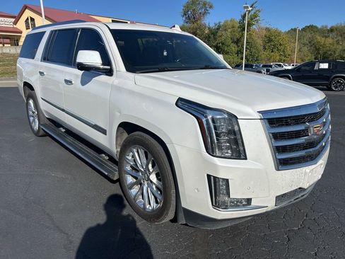 Used 2019 Cadillac Escalade ESV Premium Luxury image 3