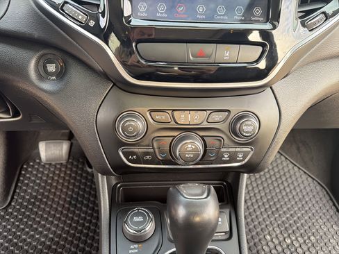 Used 2022 Jeep Cherokee Limited image 24