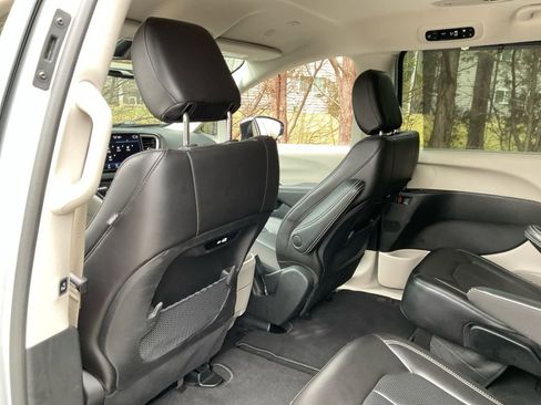 Used 2024 Chrysler Pacifica Touring-L image 28