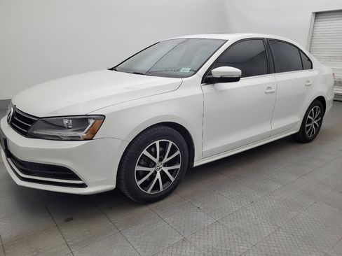 Used 2017 Volkswagen Jetta SE FWD image 2