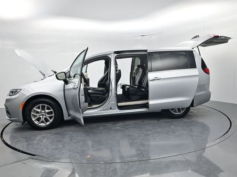 Used 2024 Chrysler Pacifica Touring-L FWD image 60