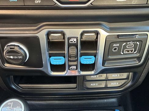 Used 2023 Jeep Wrangler Unlimited AWD/4WD image 31