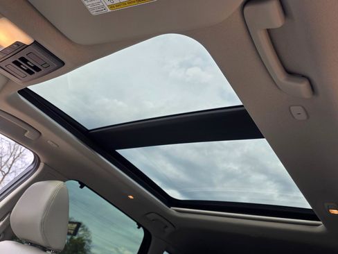 Used 2023 Nissan Rogue SL w/ SL Premium Package image 3