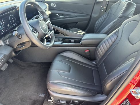 Certified 2025 Hyundai Elantra Limited FWD image 5