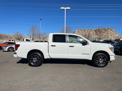 Used 2022 Nissan Titan SV image 6
