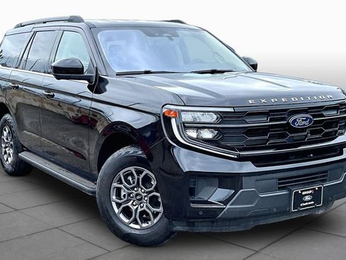 Certified 2025 Ford Expedition Active AWD/4WD image 3
