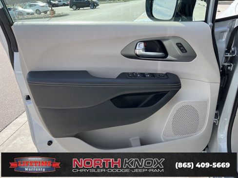 Used 2024 Chrysler Pacifica Touring-L image 5