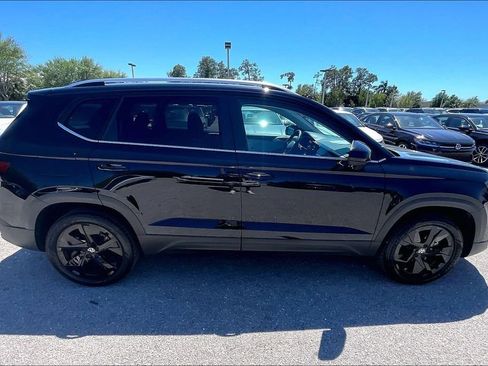 Certified 2025 Volkswagen Taos SE w/ Panoramic Sunroof Package image 4