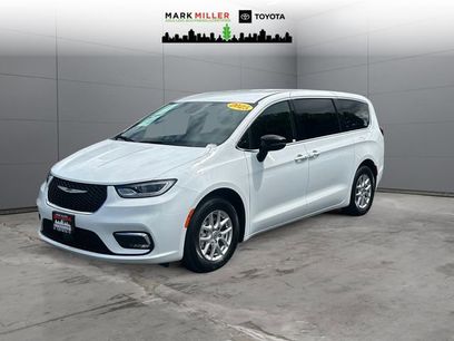Used 2025 Chrysler Pacifica Select