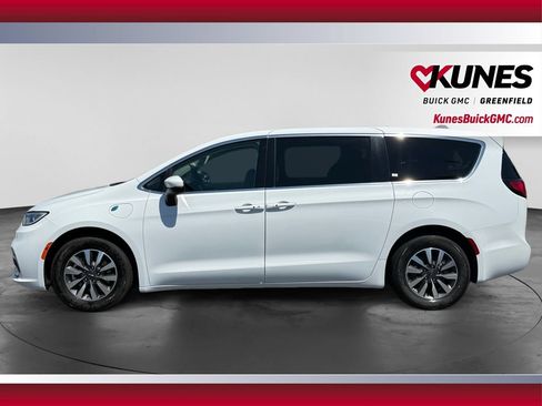 Used 2023 Chrysler Pacifica Touring-L FWD image 6