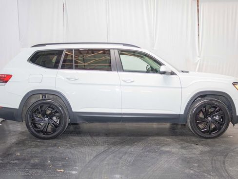 Used 2023 Volkswagen Atlas SE w/ Panoramic Sunroof Package image 4