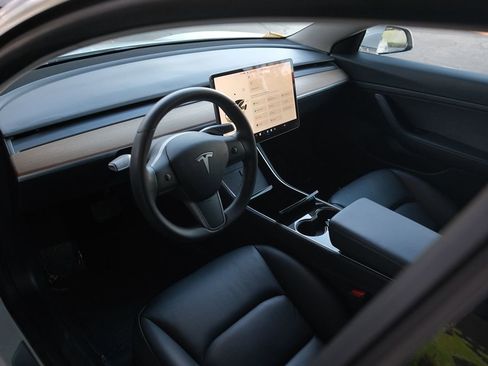 Used 2020 Tesla Model 3 Standard Range Plus image 32