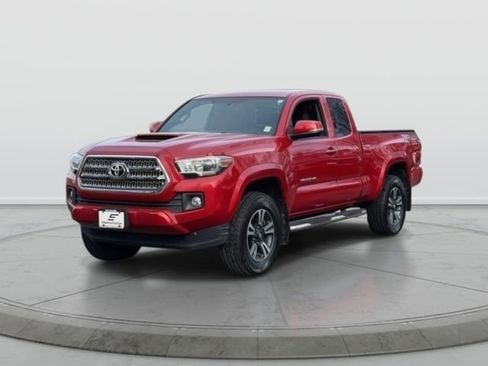 Used 2016 Toyota Tacoma TRD Sport image 3