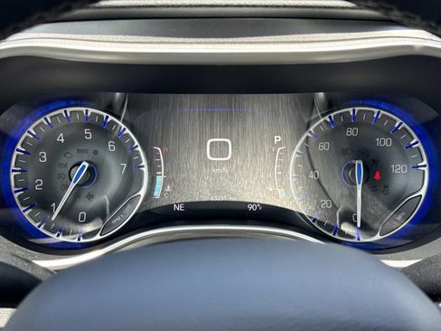 Used 2023 Chrysler Pacifica Touring-L FWD image 18