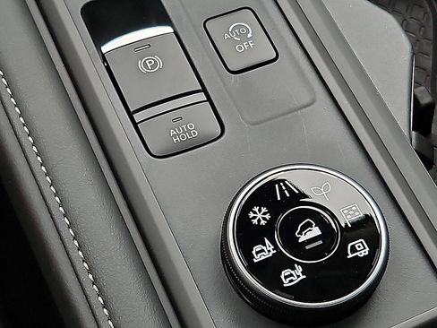 New 2025 Nissan Pathfinder S image 19