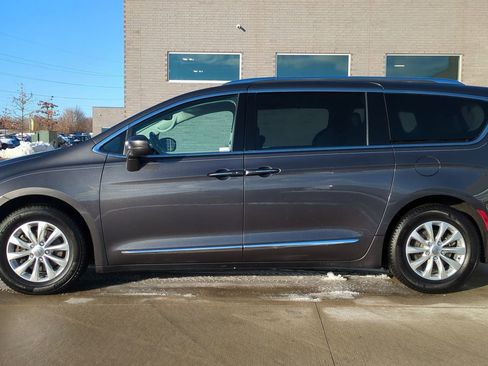 Used 2018 Chrysler Pacifica Touring-L Plus image 2