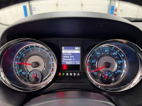 Used 2014 Chrysler Town & Country Touring FWD image 7