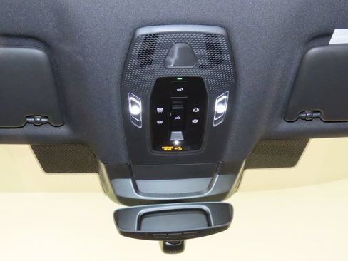 Certified 2025 Porsche Macan 4S Electric AWD/4WD image 33
