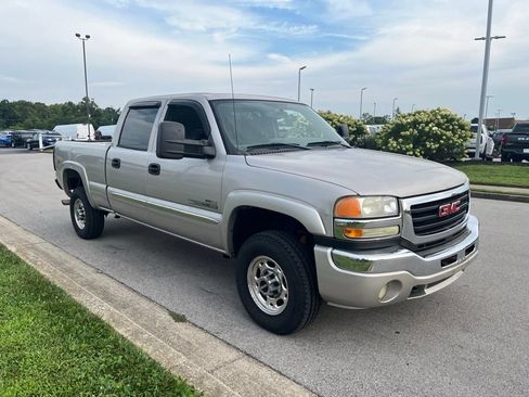 Used 2005 GMC Sierra 2500 SLE w/ Heavy-Duty Power Package AWD/4WD image 2