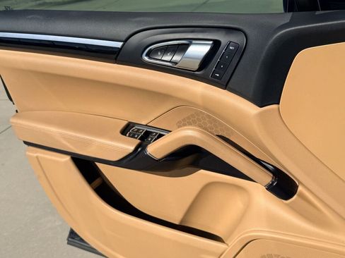 Used 2016 Porsche Cayenne S image 21