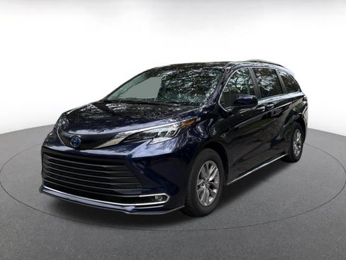 Used 2024 Toyota Sienna XLE FWD image 4