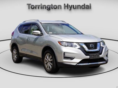 Used 2019 Nissan Rogue SV image 1