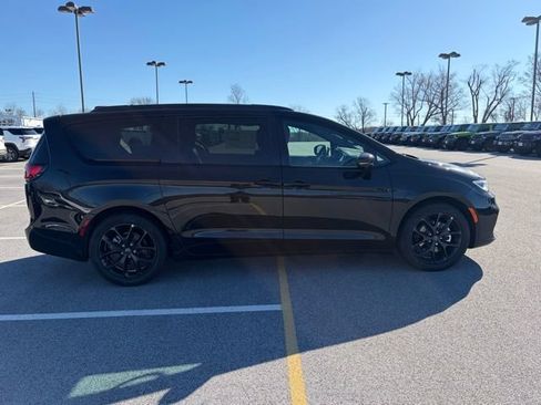New 2026 Chrysler Pacifica Select w/ S Appearance Package FWD image 9