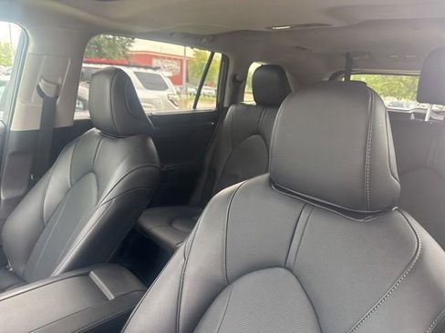 Used 2026 Toyota Highlander Limited AWD/4WD image 10