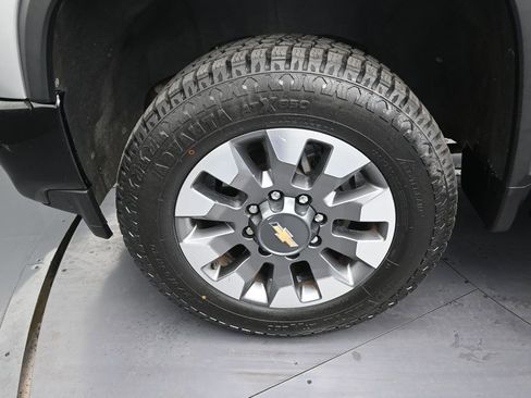 Used 2022 Chevrolet Silverado 2500 Custom w/ Custom Convenience Package AWD/4WD image 9