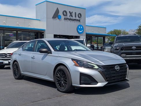 Used 2024 Nissan Altima 2.5 SV FWD image 1