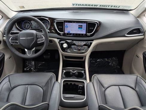 Used 2022 Chrysler Pacifica Limited image 16