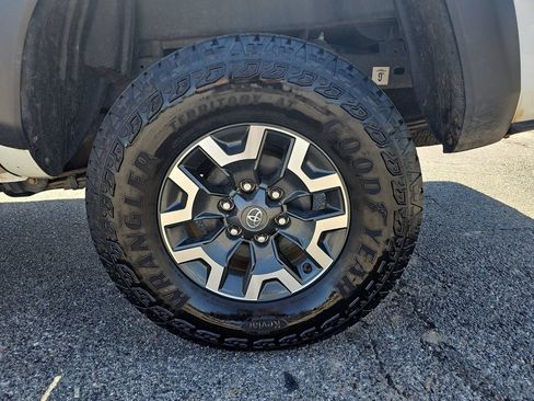 Used 2021 Toyota Tacoma TRD Off-Road w/ Technology Package AWD/4WD image 32